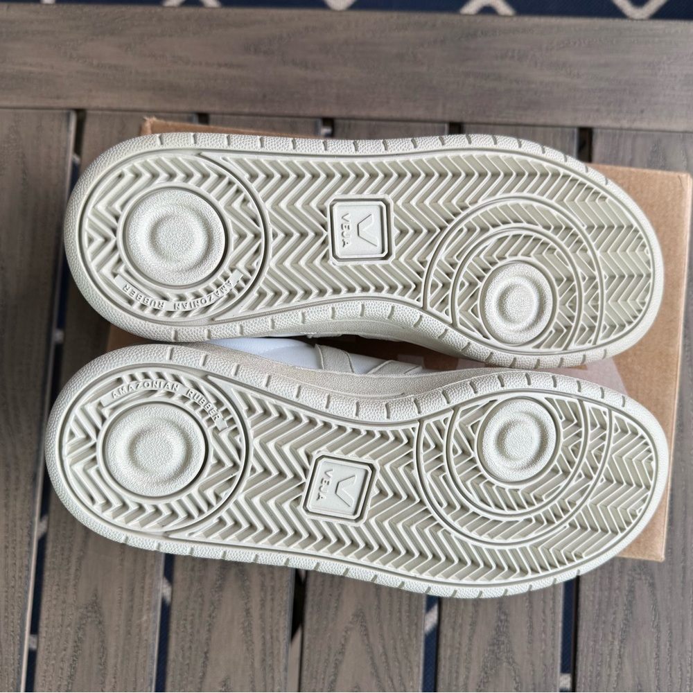 VEJA sneakers BNIB - Picture 3 of 9